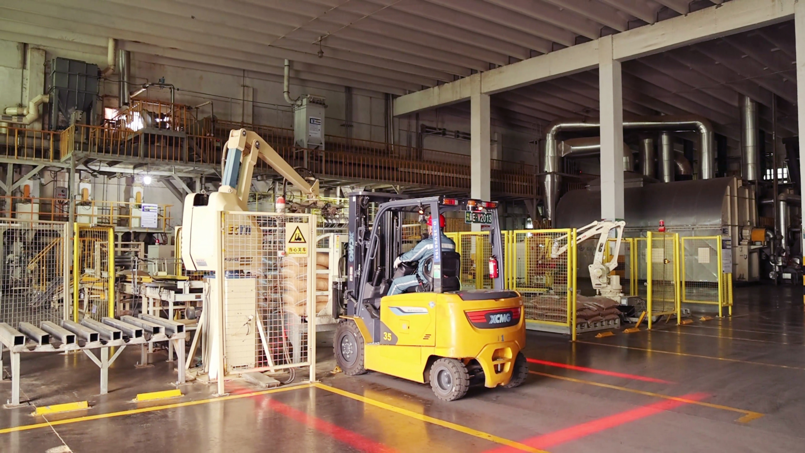 徐工鯤鵬系列新能源叉車，食品廠物料搬運新方案