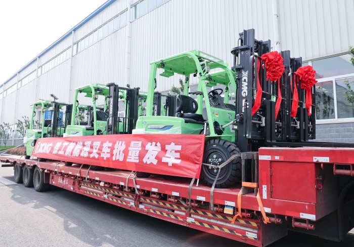 徐工鯤鵬系列電動平衡重叉車，再掀浦東貨運站高效物流新篇