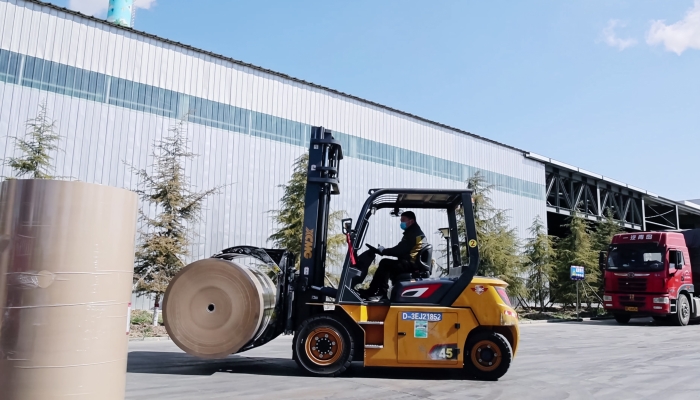 安全穩(wěn)如泰山，高效快人一步！徐工孔雀叉車造紙行業(yè)顯身手