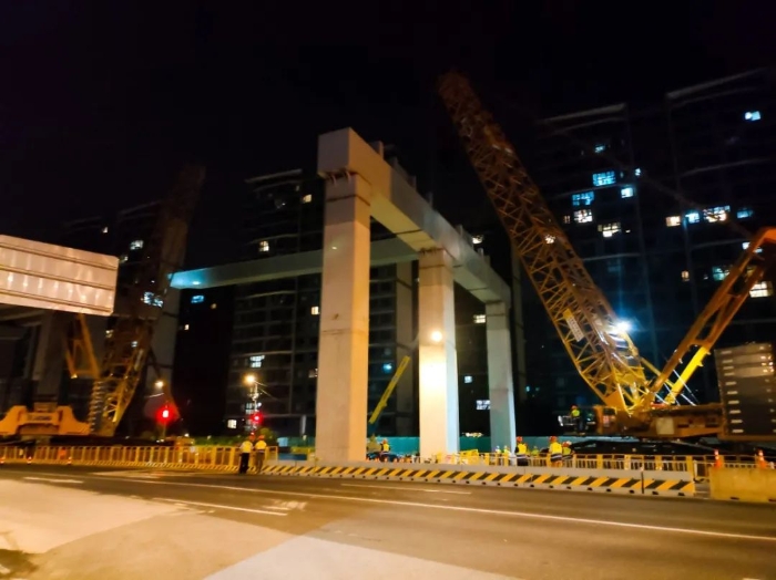 雙機聯(lián)動，毫米操控！徐工XGC11000高效破解高架橋施工難題