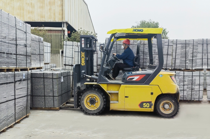 有“石”力！徐工孔雀電動叉車強勢入駐石材廠